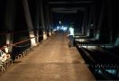Terjatuh dari Jembatan, 3 Warga Tercebur ke Sungai di Sukabumi - JPNN.com