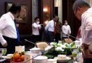 Jokowi Tiba di Ruangan, Melepas Jas, Seseorang Mendekat - JPNN.com