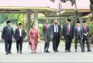Sebelum Pelantikan Menteri, Jokowi Berjalan, Samping Kanannya Bu Mega, di Kiri Siapa? - JPNN.com