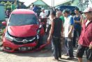 Mobil Honda Brio Oleng, Brak! 2 Balita Memanggil Ibunya - JPNN.com