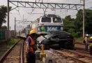 Avanza Tertabrak Kereta di Bekasi, Perjalanan KRL Terganggu - JPNN.com