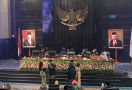 Momen Anies dan Prasetyo Asyik Menari Tortor di Sidang Paripurna HUT DKI Jakarta - JPNN.com
