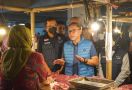 Sidak ke Pasar Kosambi Bandung, Mendag Zulhas: Harga Migor Stabil, Bahan Pokok Cenderung Aman - JPNN.com