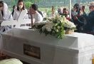 Hujan Iringi Pemakaman Rima Melati, Haru Bercampur Syahdu - JPNN.com