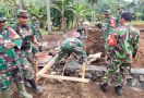 Prajurit TNI Kodim Minahasa Membantu Membangun Huntara Korban Bencana - JPNN.com