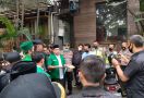 Massa GP Ansor Menggeruduk Holywings Bandung, Lihat yang Terjadi - JPNN.com