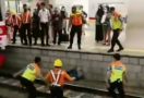 Video Viral Wanita Terjatuh dari Peron saat KRL Mau Melintas, Menegangkan - JPNN.com