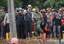 Serahkan Bantuan Tanggap Darurat Banjir dan Longsor di Bogor, Ridwan Kamil Berpesan Begini - JPNN.com