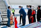 Jokowi Tiba di Polandia, akan Bertolak ke Ukraina, Lihat Pria Bule Berbadan Besar Menyambutnya - JPNN.com