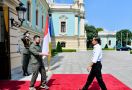 Kedua Pemimpin Negara Bertemu, Presiden Zelenskyy Pakai Baju Serbataktis, Jokowi? - JPNN.com