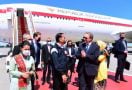 Jokowi Tiba di Rusia, Lihat Siapa Orang yang Menyambutnya saat Pintu Pesawat Dibuka - JPNN.com