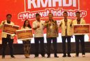 FA KMHDI Berikan Beasiswa Kepada Tiga Juniornya, Keren - JPNN.com