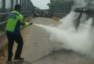 Angkot Terbakar di Jembatan atas Tol, 2 Brigadir Ini Gerak Cepat - JPNN.com