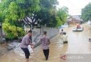 Kota Banjarbaru Dilanda Banjir, Polisi Kerahkan Tim Membantu Evakuasi Warga - JPNN.com