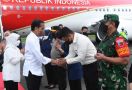 Jokowi Tiba di Medan, Para Pejabat Bawa Istri Menyambut, Kecuali Bobby - JPNN.com
