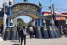 Polisi Bersiaga di Depan Pondok Pesantren Anak Kiai Cabul, 60 Orang Ditangkap di Jombang - JPNN.com