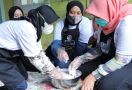 Sukarelawan UKM Sahabat Sandiuno Bogor Beri Pelatihan Membuat Kerupuk Cangkalang - JPNN.com
