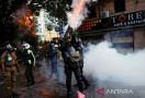 Demonstran Serbu Kediaman Presiden, Barikade Polisi Dihantam, Mencekam! - JPNN.com