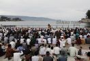 Beginilah Suasana Salat Iduladha dengan Pemandangan Danau Toba, Indahnya - JPNN.com