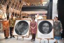 Senyum Bu Mega Merekah Berfoto dengan Lukisan Bung Karno Ditemani Puan dan Jokowi, Lihat - JPNN.com