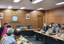 Pengacara dan Keluarga Irjen Ferdy Sambo Datangi Dewan Pers, Wartawan Diminta Keluar - JPNN.com