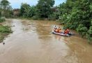 Tenggelam di Sungai Ciwaringin, Santri Ditemukan Sudah Meninggal Dunia - JPNN.com