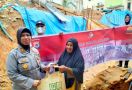Polwan Polda Maluku Santuni Korban Banjir dan Longsor di Ambon - JPNN.com