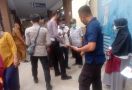 9 Korban Tewas Kecelakaan Odong-Odong vs Kereta Api Dimakamkan Malam Hari - JPNN.com