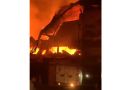 Kebakaran Besar Pabrik Garmen di Jakbar, Lihat Tuh Fotonya - JPNN.com