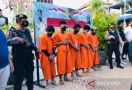 5 Orang Berbaju Oranye Dikawal Polisi Bersenjata di Depan Monumen Bom Bali - JPNN.com