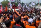 Kantor Gubernur Riau Dibanjiri Ratusan Buruh, Pak Presiden Tolong! - JPNN.com