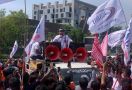 Temui Ratusan Buruh, Kadisnaker Riau Terima Tuntutan Demonstran - JPNN.com