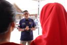 Menparekraf Sandiaga Beri Trekking Pole Kepada Pemandu Wisata di Bali - JPNN.com