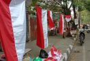 Menjelang HUT Ke-77 RI, Penjual Bendera Merah Putih di Makassar Meraup Untung Sebegini - JPNN.com