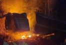 Truk Tangki CPO Terjun Bebas ke Jurang dan Terbakar di Kampar, Begini Kondisinya - JPNN.com