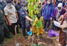 Cegah Terjadinya Erosi, Menteri LHK dan Masyarakat Tanam 1.000 Pohon di DAS Indragiri - JPNN.com
