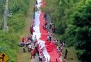 Merdeka! Bendera Merah Putih Sepanjang 2.500 Meter Dibentangkan 7.500 Orang - JPNN.com