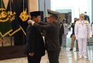 Jenderal Dudung Menyematkan Tanda Kehormatan Bintang Kartika Eka Pakci Utama kepada Menhan - JPNN.com