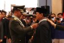 Prabowo Berdiri Tegap, Kemudian Ada Penyematan Tanda Kehormatan oleh Jenderal Andika - JPNN.com