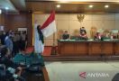 JPU Tuntut 5 Tahun Penjara, Hakim Memvonis 6 Bulan, Habib Bahar Langsung Mencium Bendera - JPNN.com