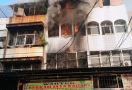 Kebakaran Indekos di Jakarta Barat, 6 Orang Tewas, 3 Lainnya Luka-Luka - JPNN.com