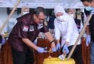 Wakil Wali Kota Palembang dan BPOM Memusnahkan Ribuan Kosmetik Ilegal - JPNN.com