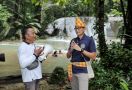 Kunjungi Air Terjun Moramo, Sandiaga Perhatikan Keamanan Wisatawan Hingga Ciptakan Lapangan Kerja - JPNN.com