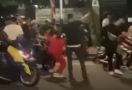 Video Viral Pengendara Motor Knalpot Bising Menghajar Sekelompok Warga, Siap-siap Saja, Bro! - JPNN.com