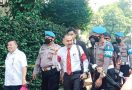 Kamaruddin Tiba di Lokasi Rekonstruksi Kasus Penembakan Brigadir J Sambil Melambaikan Tangan - JPNN.com