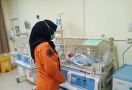 Ibu dari Bayi di Genting Rumah Terungkap, Oalahhh - JPNN.com