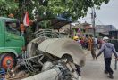 Detik-Detik Truk Tabrak Tiang Pemancar di Bekasi, Korban 30 Orang, 7 Siswa SD Tewas - JPNN.com