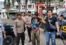 Eks Anggota Satpol PP Mengamuk Sambil Menenteng Parang Panjang, Lalu Bakar Ruko - JPNN.com