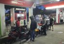 Harga BBM Naik, Warga Padati Sejumlah SPBU di Tangerang, Lihat tuh - JPNN.com