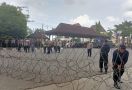 Mahasiswa Demo Tolak Kenaikan BBM, 900 Personel Gabungan Bersiaga di Gedung DPRD Sumsel - JPNN.com